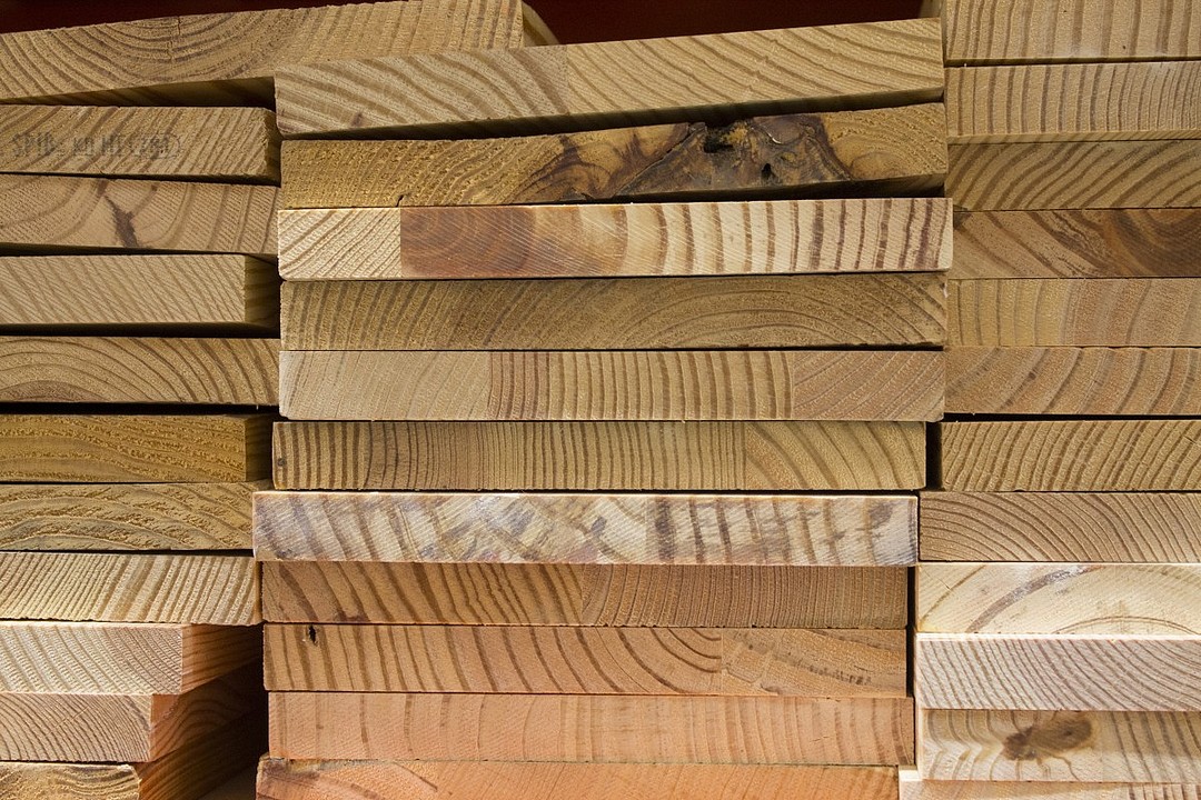 Acheter une seule planche en bois pour obtenir trois meubles !